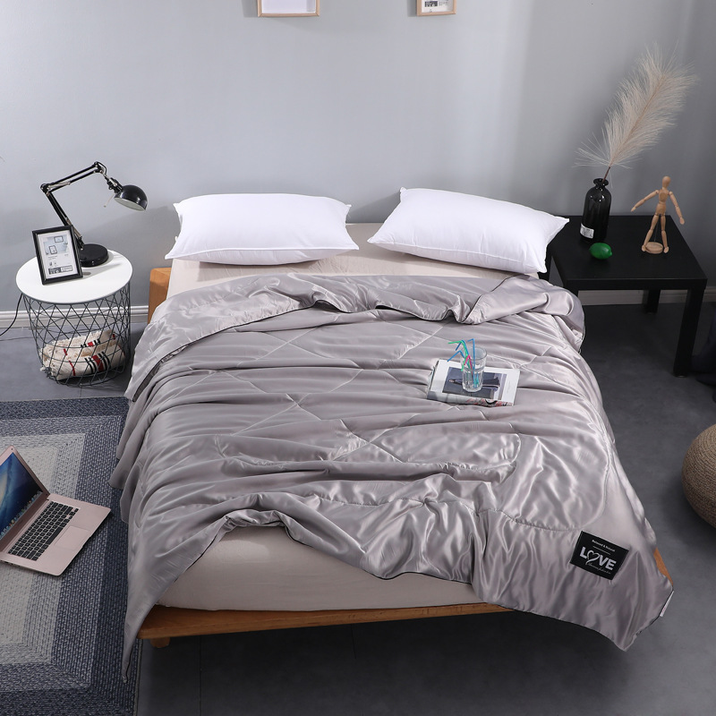Hd6910f1732274c7aa2e70fe1d999bf8e9 Couette de lit en satin de soie, douce, confortable et légère – Image 1