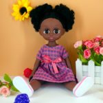 Poupée africaine en vinyle, vêtements avec nœud, grands yeux bruns, 35 cm – Image 3
