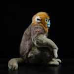 Peluche de grand singe doré, réaliste, 32 cm – Image 3