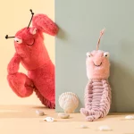 Lot de 2 peluches de crevettes, douces et amusantes, de 22 à 27 cm – Image 2