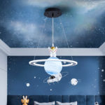 Suspension LED pour chambre d’enfant, 50 cm, astronaute assis sur Jupiter, contrôle via APP ou télécommande