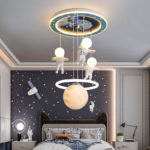 Plafonnier LED pour chambre d’enfant, 50 cm, trois astronautes dans l'espace, contrôle via APP ou télécommande