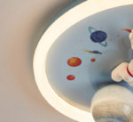 Plafonnier LED pour chambre d’enfant, 50 cm, astronaute dans l'espace, contrôle via APP ou télécommande – Image 5
