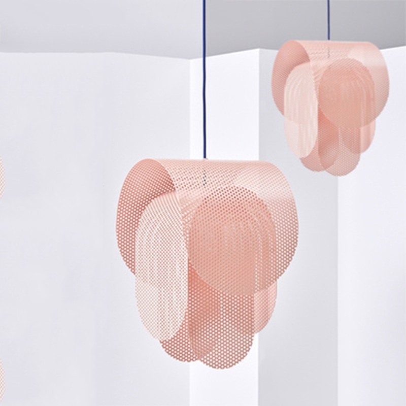 Suspension en métal rose, design industriel, effets lumineux uniques
