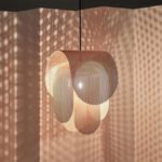 Suspension en métal rose, design industriel, effets lumineux uniques – Image 4