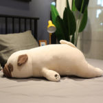 Peluche de chien Carlin couché, doux et confortable, de 50 à 90 cm – Image 4