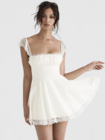 Robe mini en dentelle blanche, bretelles élégantes, dos nu
