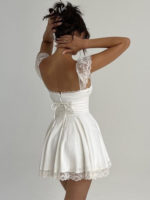 Robe mini en dentelle blanche, bretelles élégantes, dos nu – Image 5