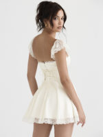 Robe mini en dentelle blanche, bretelles élégantes, dos nu – Image 2