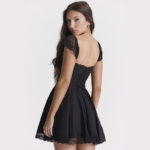Robe mini en dentelle blanche, bretelles élégantes, dos nu – Image 4