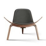 Fauteuil Shell en bois, assise et dossier rembourrés en similicuir, à trois pieds