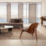 Fauteuil Shell en bois, assise et dossier rembourrés en similicuir, à trois pieds – Image 9