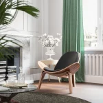 Fauteuil Shell en bois, assise et dossier rembourrés en similicuir, à trois pieds – Image 7