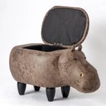 Repose-pieds avec rangement en forme d'hippopotame, tabouret rembourré en bois massif, artisanal – Image 6