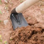 Petite houe agricole en acier au manganèse – outil robuste et polyvalent pour desserrer le sol, désherber et entretenir votre jardin avec confort et efficacité – Image 5